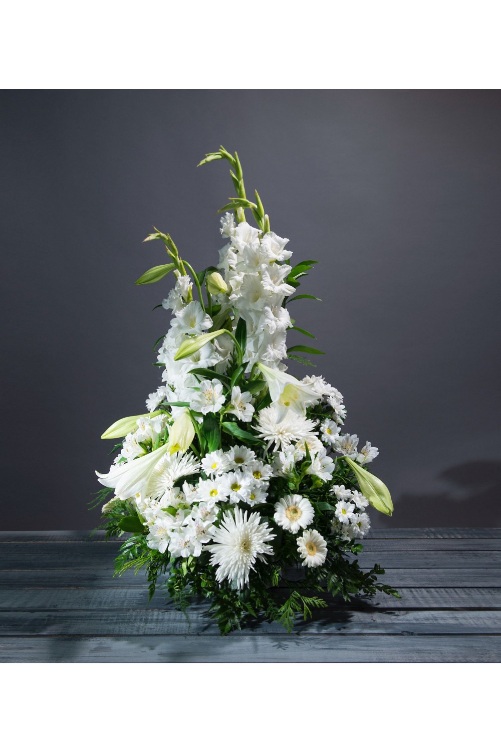 Funerarios - Centro vertical en tonos blancos - Interflora