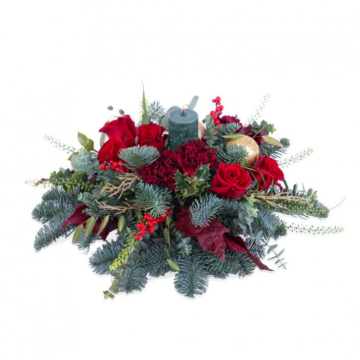 Arreglo navideño con rosas en tonos rojos