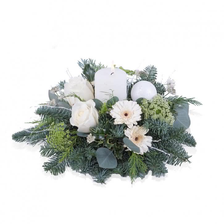 Detalle navideño con vela blanca