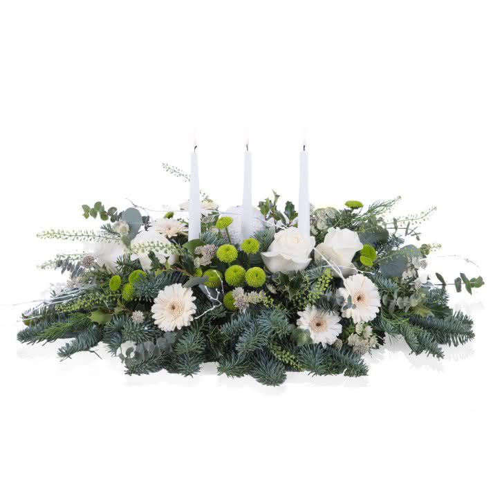 Centro navideño con verdes y tonos blancos
