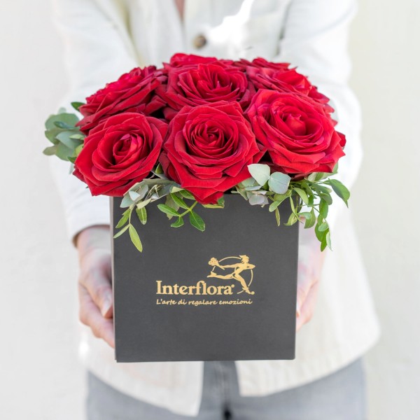 Caja de flores con rosas rojas