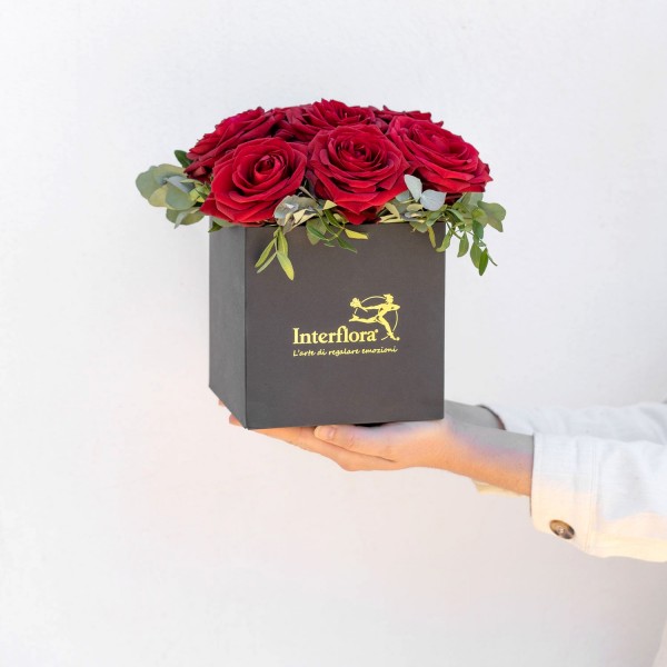 Caja de flores con rosas rojas