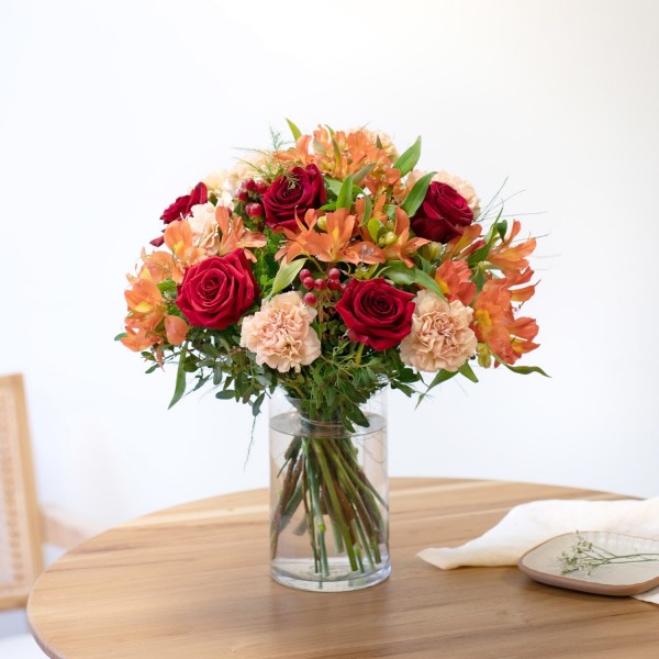 Cada momento cuenta, Bouquet mixto de tonos cálidos naranjas y rojos.