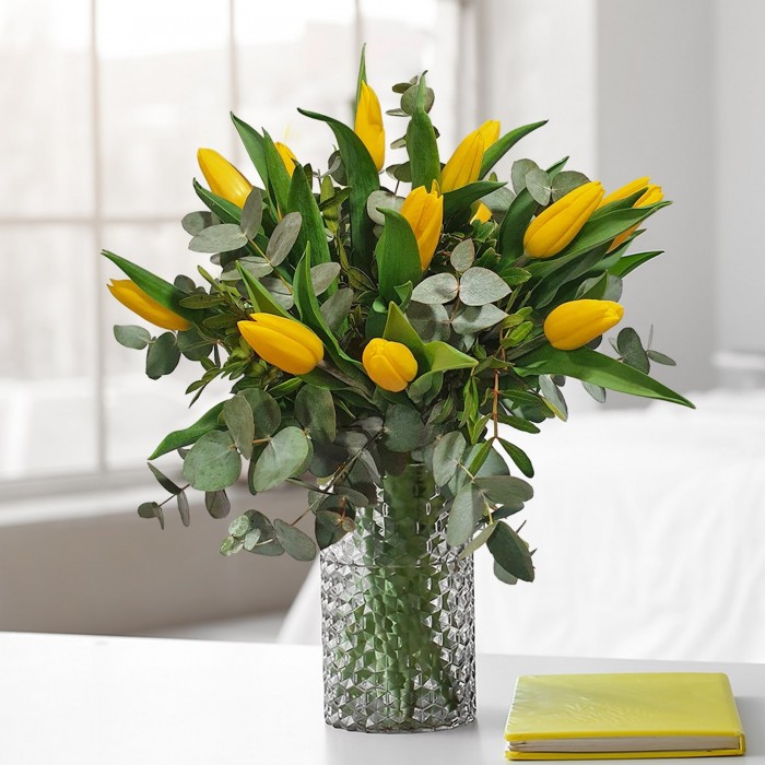 Tulipanes amarillos, Tulipanes amarillos y plantas decorativas.