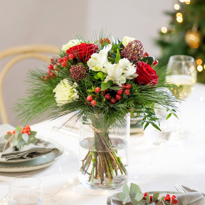 Felices Fiestas, Ramo de flores en tonos rojos y blancos, compuesto de rosas, hipericum y conífera.