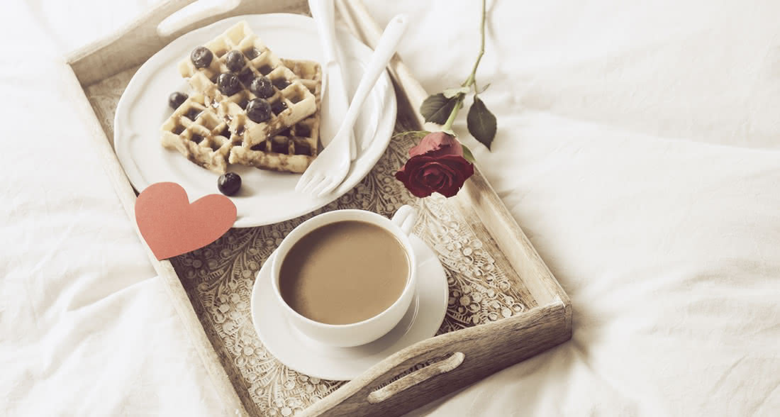 Desayuno en la cama y una rosa roja en San Valentín
