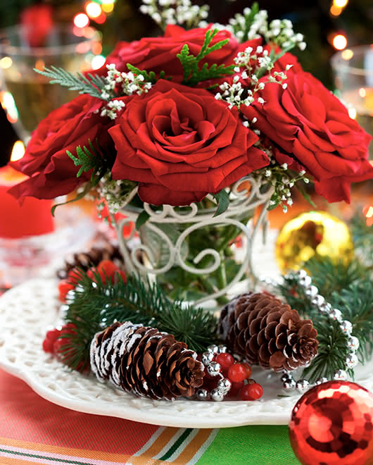 Arreglos florales de Navidad en servicios de mesa, sillas y regalos