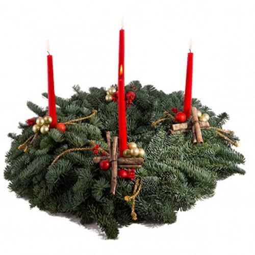 Arreglos florales de Navidad en servicios de mesa, sillas y regalos