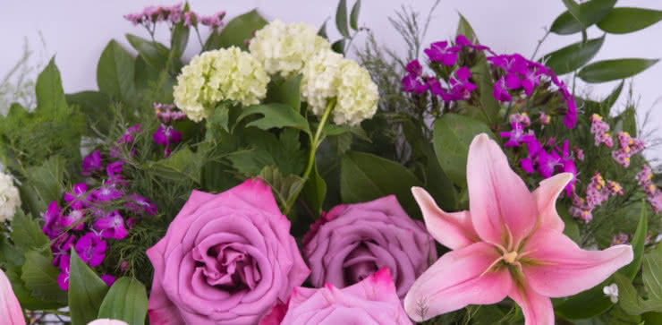 Enviar una cesta con rosas y liliums