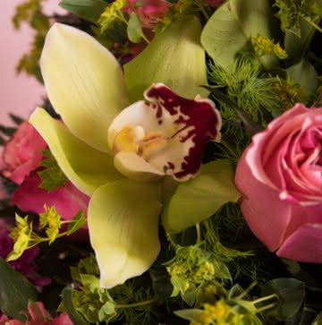 Ramo con rosas y orquídeas